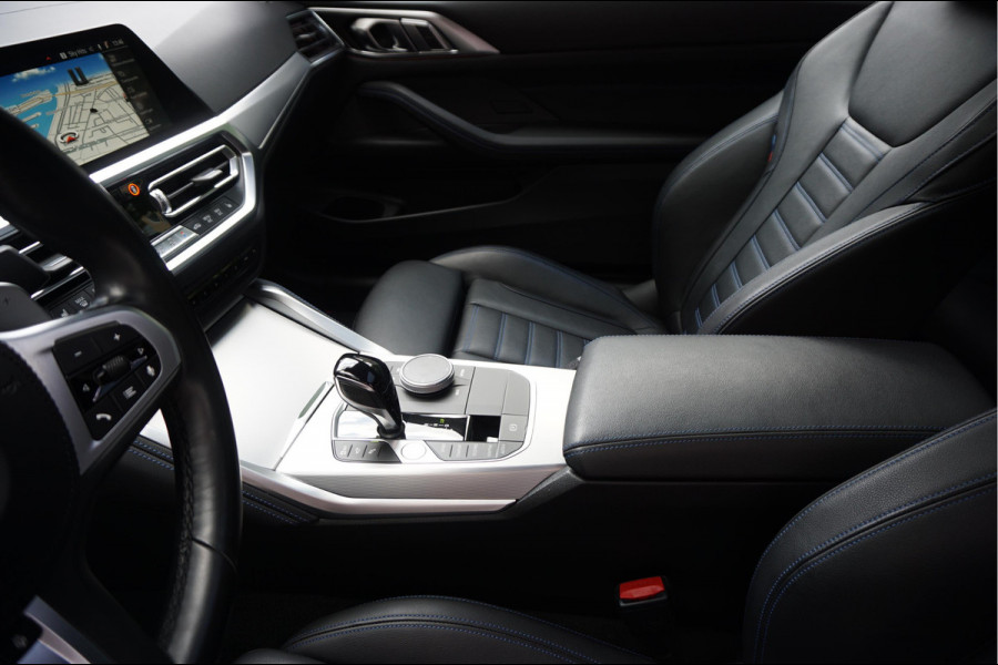 BMW 4 Serie Coupé M440i xDrive High Executive | M-SPORT | SAN REMO GRUN | Panoramadak | Harman Kardon | Head Up Display | Adaptieve demping | APPLE CarPlay | 360 graden Camera