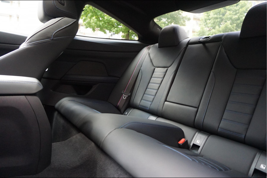 BMW 4 Serie Coupé M440i xDrive High Executive | M-SPORT | SAN REMO GRUN | Panoramadak | Harman Kardon | Head Up Display | Adaptieve demping | APPLE CarPlay | 360 graden Camera