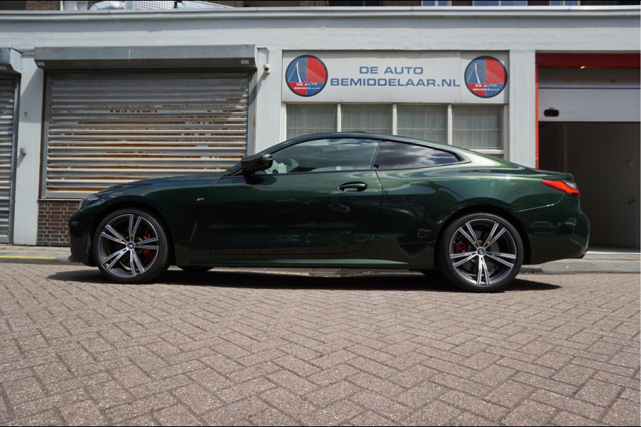 BMW 4 Serie Coupé M440i xDrive High Executive | M-SPORT | SAN REMO GRUN | Panoramadak | Harman Kardon | Head Up Display | Adaptieve demping | APPLE CarPlay | 360 graden Camera