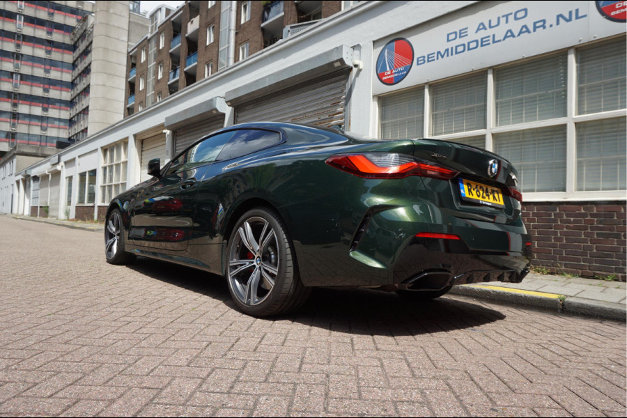 BMW 4 Serie Coupé M440i xDrive High Executive | M-SPORT | SAN REMO GRUN | Panoramadak | Harman Kardon | Head Up Display | Adaptieve demping | APPLE CarPlay | 360 graden Camera