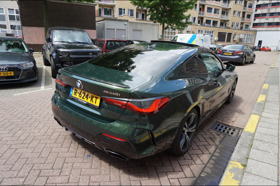 BMW 4 Serie Coupé M440i xDrive High Executive | M-SPORT | SAN REMO GRUN | Panoramadak | Harman Kardon | Head Up Display | Adaptieve demping | APPLE CarPlay | 360 graden Camera