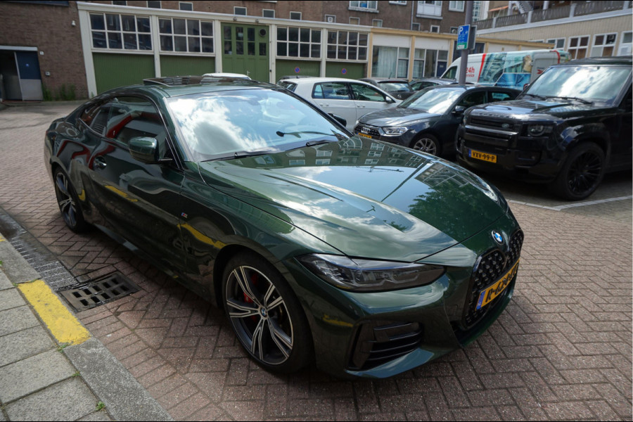 BMW 4 Serie Coupé M440i xDrive High Executive | M-SPORT | SAN REMO GRUN | Panoramadak | Harman Kardon | Head Up Display | Adaptieve demping | APPLE CarPlay | 360 graden Camera