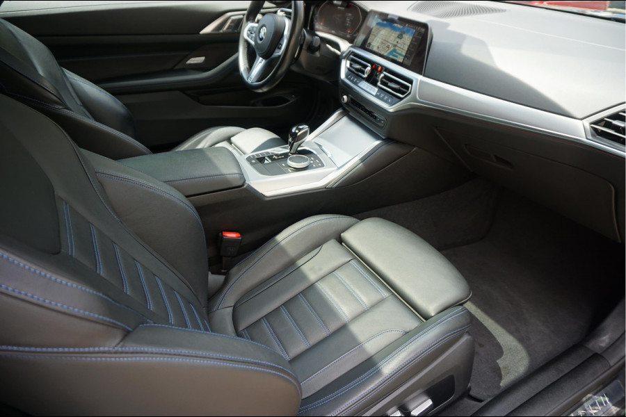 BMW 4 Serie Coupé M440i xDrive High Executive | M-SPORT | SAN REMO GRUN | Panoramadak | Harman Kardon | Head Up Display | Adaptieve demping | APPLE CarPlay | 360 graden Camera