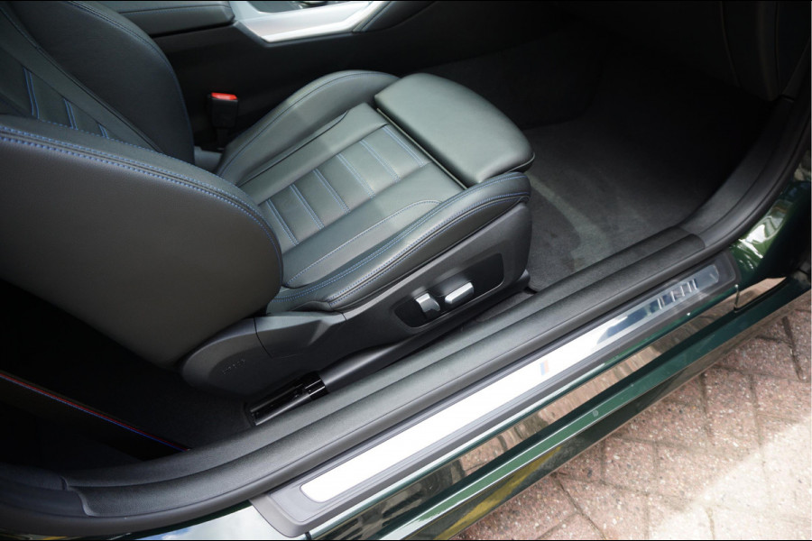 BMW 4 Serie Coupé M440i xDrive High Executive | M-SPORT | SAN REMO GRUN | Panoramadak | Harman Kardon | Head Up Display | Adaptieve demping | APPLE CarPlay | 360 graden Camera
