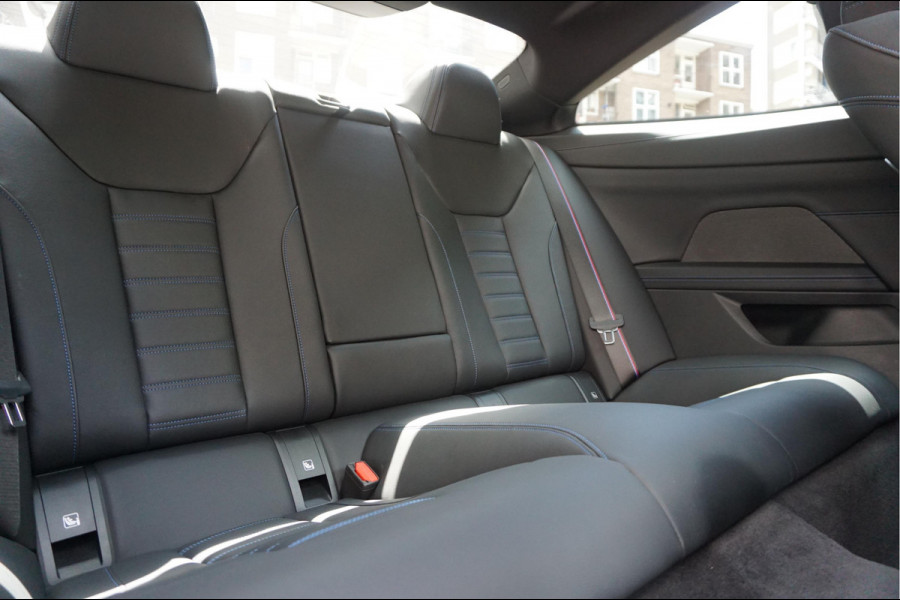 BMW 4 Serie Coupé M440i xDrive High Executive | M-SPORT | SAN REMO GRUN | Panoramadak | Harman Kardon | Head Up Display | Adaptieve demping | APPLE CarPlay | 360 graden Camera