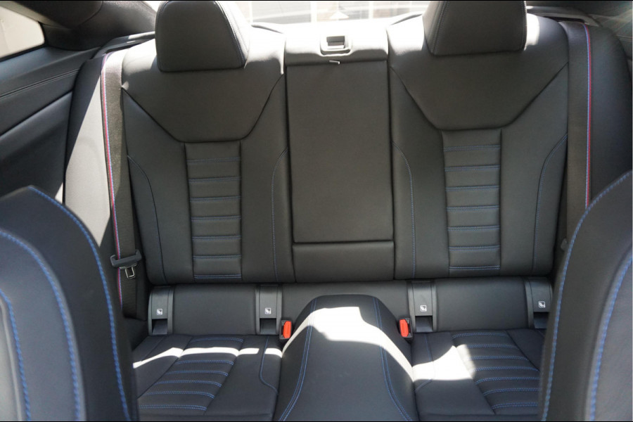 BMW 4 Serie Coupé M440i xDrive High Executive | M-SPORT | SAN REMO GRUN | Panoramadak | Harman Kardon | Head Up Display | Adaptieve demping | APPLE CarPlay | 360 graden Camera