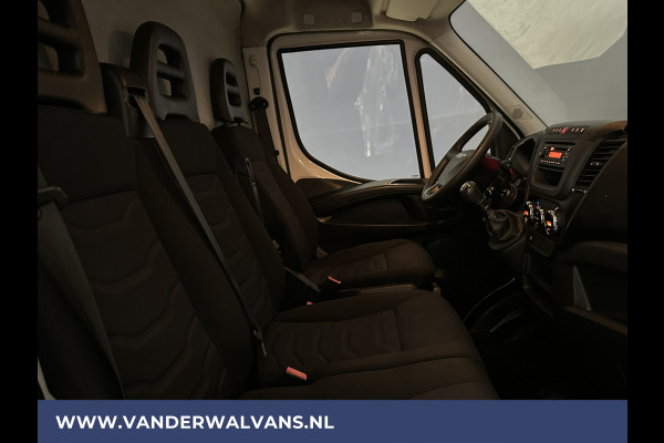 Iveco Daily 35C14V 136pk L2H2 Dubbel Lucht Euro6 Airco | 3500kg trekhaak | Cruisecontrol | Chauffeursstoel Bijrijdersbank
