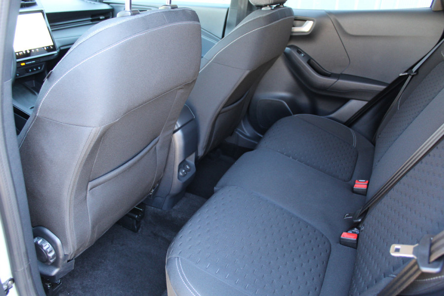 Ford Puma 1.0-125pk EcoBoost Mild-Hybrid Titanium. Nieuw Model ! Van € 35.920,- voor € 27.880,-: ruim €. 8.000,- beneden nieuwprijs. Slechts 9.000km ! Fabrieksgarantie t/m 14-10-2028 ! Lane- en side assist, Navigatie, Telefoonvoorb., Stoel-, stuur- en voorraamverwarming, LED verlichting etc.