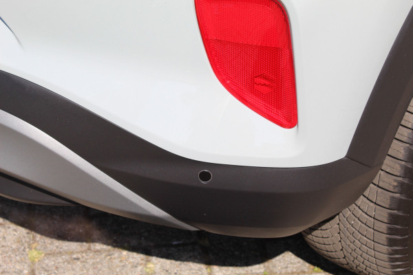 Ford Puma 1.0-125pk EcoBoost Mild-Hybrid Titanium. Nieuw Model ! Van € 35.920,- voor € 27.880,-: ruim €. 8.000,- beneden nieuwprijs. Slechts 9.000km ! Fabrieksgarantie t/m 14-10-2028 ! Lane- en side assist, Navigatie, Telefoonvoorb., Stoel-, stuur- en voorraamverwarming, LED verlichting etc.