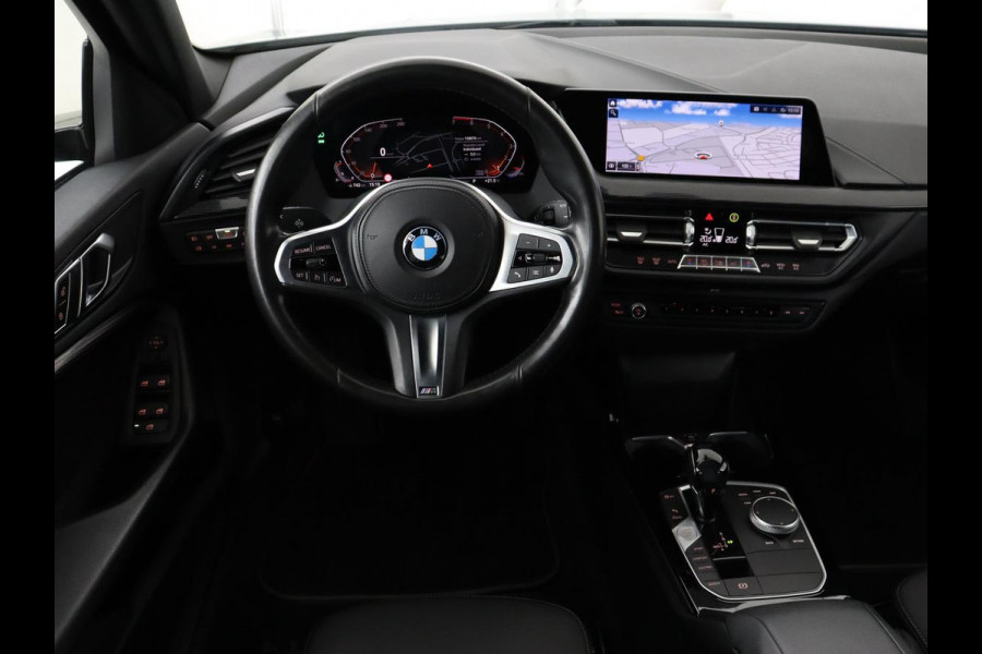 BMW 1-serie 118i M Sport | Trekhaak | Carplay | Navigatie | Sportstoelen | Half leder | Full LED | Climate control | Parkeerhulp