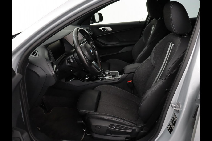 BMW 1-serie 118i M Sport | Trekhaak | Carplay | Navigatie | Sportstoelen | Half leder | Full LED | Climate control | Parkeerhulp