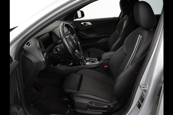 BMW 1-serie 118i M Sport | Trekhaak | Carplay | Navigatie | Sportstoelen | Half leder | Full LED | Climate control | Parkeerhulp