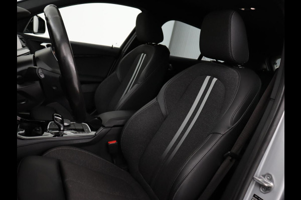 BMW 1-serie 118i M Sport | Trekhaak | Carplay | Navigatie | Sportstoelen | Half leder | Full LED | Climate control | Parkeerhulp