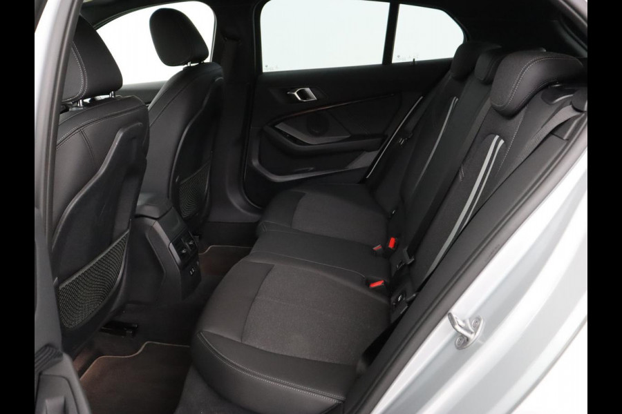 BMW 1-serie 118i M Sport | Trekhaak | Carplay | Navigatie | Sportstoelen | Half leder | Full LED | Climate control | Parkeerhulp