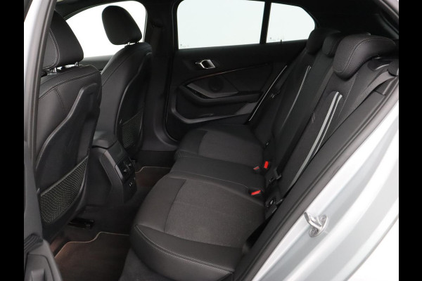 BMW 1-serie 118i M Sport | Trekhaak | Carplay | Navigatie | Sportstoelen | Half leder | Full LED | Climate control | Parkeerhulp