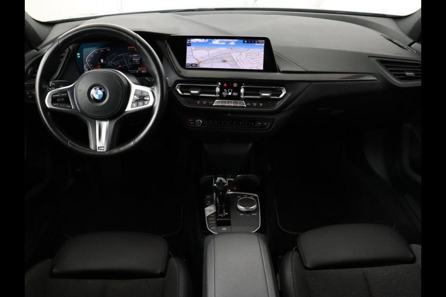 BMW 1-serie 118i M Sport | Trekhaak | Carplay | Navigatie | Sportstoelen | Half leder | Full LED | Climate control | Parkeerhulp