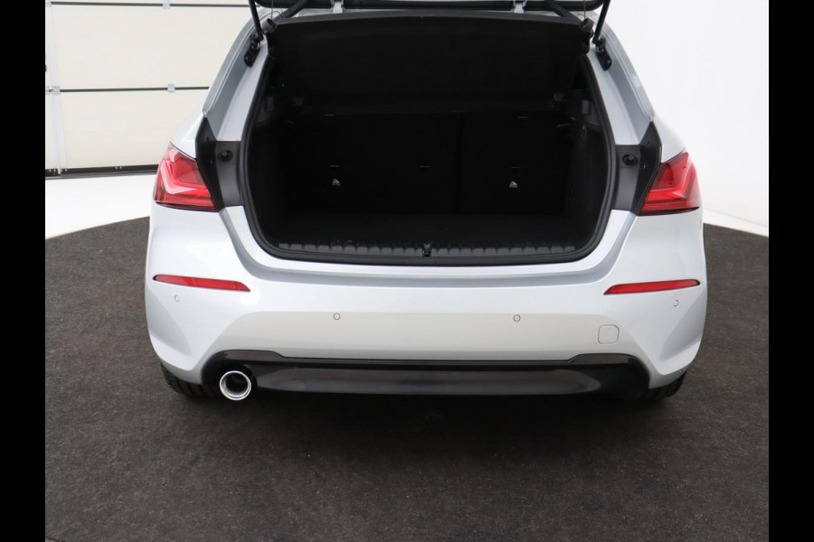 BMW 1-serie 118i M Sport | Trekhaak | Carplay | Navigatie | Sportstoelen | Half leder | Full LED | Climate control | Parkeerhulp