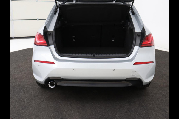 BMW 1-serie 118i M Sport | Trekhaak | Carplay | Navigatie | Sportstoelen | Half leder | Full LED | Climate control | Parkeerhulp