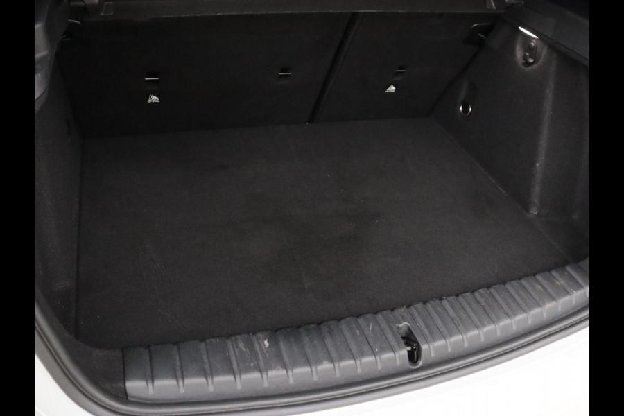 BMW 1-serie 118i M Sport | Trekhaak | Carplay | Navigatie | Sportstoelen | Half leder | Full LED | Climate control | Parkeerhulp