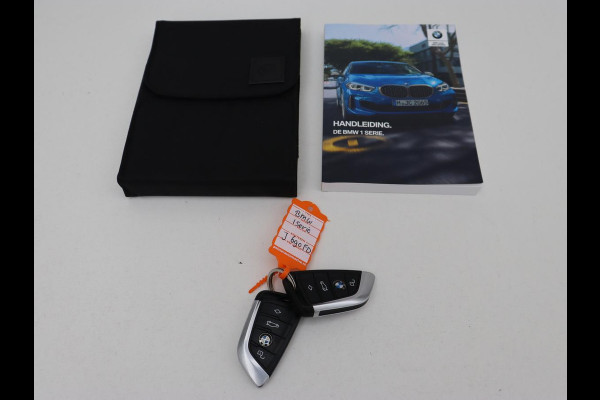 BMW 1-serie 118i M Sport | Trekhaak | Carplay | Navigatie | Sportstoelen | Half leder | Full LED | Climate control | Parkeerhulp