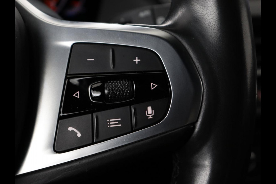 BMW 1-serie 118i M Sport | Trekhaak | Carplay | Navigatie | Sportstoelen | Half leder | Full LED | Climate control | Parkeerhulp