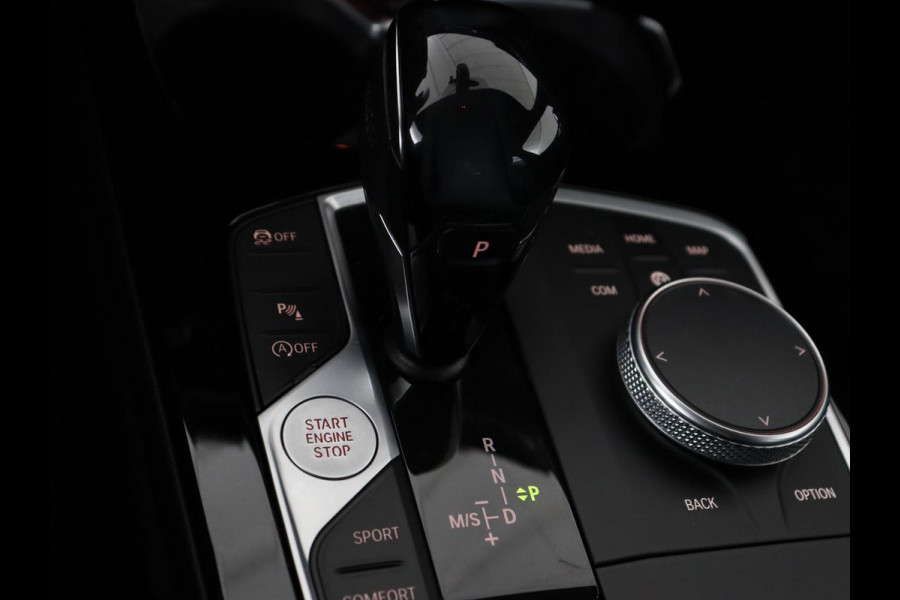 BMW 1-serie 118i M Sport | Trekhaak | Carplay | Navigatie | Sportstoelen | Half leder | Full LED | Climate control | Parkeerhulp