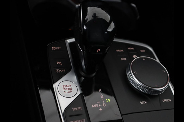 BMW 1-serie 118i M Sport | Trekhaak | Carplay | Navigatie | Sportstoelen | Half leder | Full LED | Climate control | Parkeerhulp