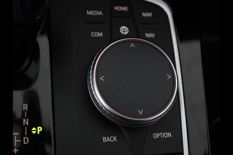 BMW 1-serie 118i M Sport | Trekhaak | Carplay | Navigatie | Sportstoelen | Half leder | Full LED | Climate control | Parkeerhulp
