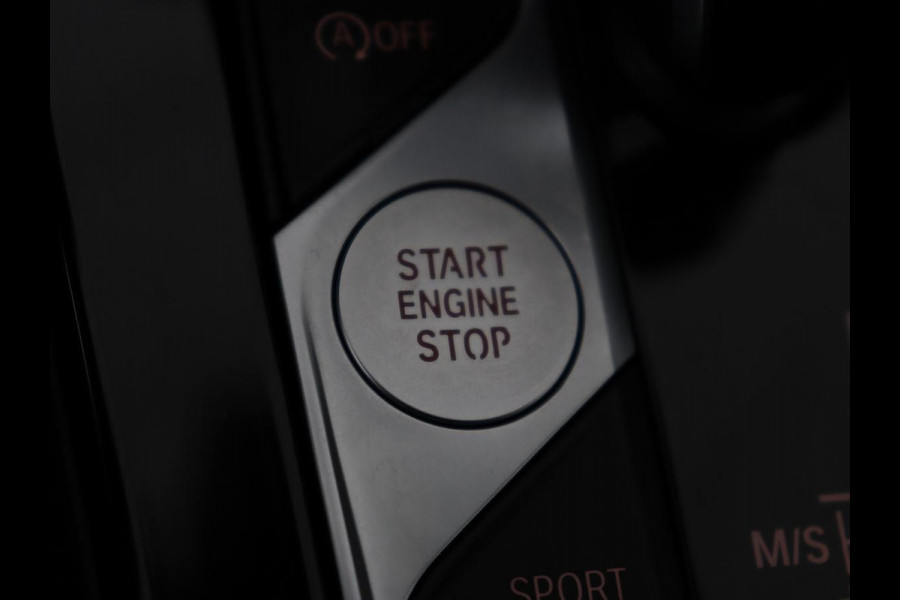 BMW 1-serie 118i M Sport | Trekhaak | Carplay | Navigatie | Sportstoelen | Half leder | Full LED | Climate control | Parkeerhulp