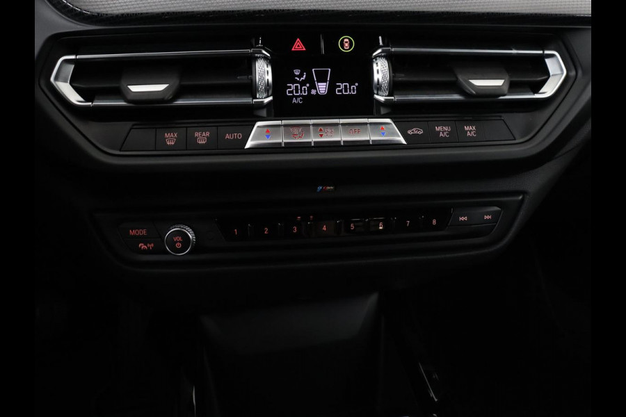 BMW 1-serie 118i M Sport | Trekhaak | Carplay | Navigatie | Sportstoelen | Half leder | Full LED | Climate control | Parkeerhulp