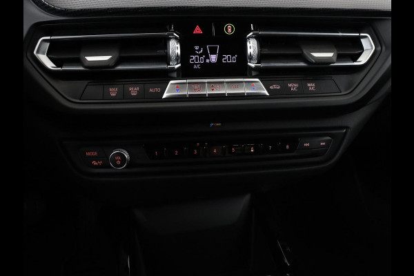 BMW 1-serie 118i M Sport | Trekhaak | Carplay | Navigatie | Sportstoelen | Half leder | Full LED | Climate control | Parkeerhulp