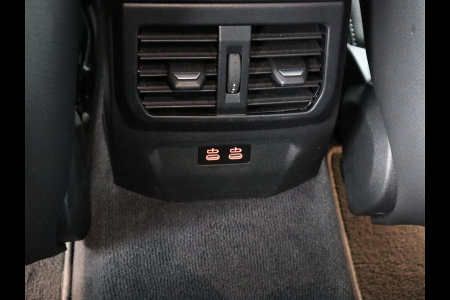 BMW 1-serie 118i M Sport | Trekhaak | Carplay | Navigatie | Sportstoelen | Half leder | Full LED | Climate control | Parkeerhulp