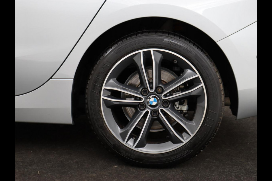BMW 1-serie 118i M Sport | Trekhaak | Carplay | Navigatie | Sportstoelen | Half leder | Full LED | Climate control | Parkeerhulp