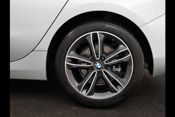 BMW 1-serie 118i M Sport | Trekhaak | Carplay | Navigatie | Sportstoelen | Half leder | Full LED | Climate control | Parkeerhulp