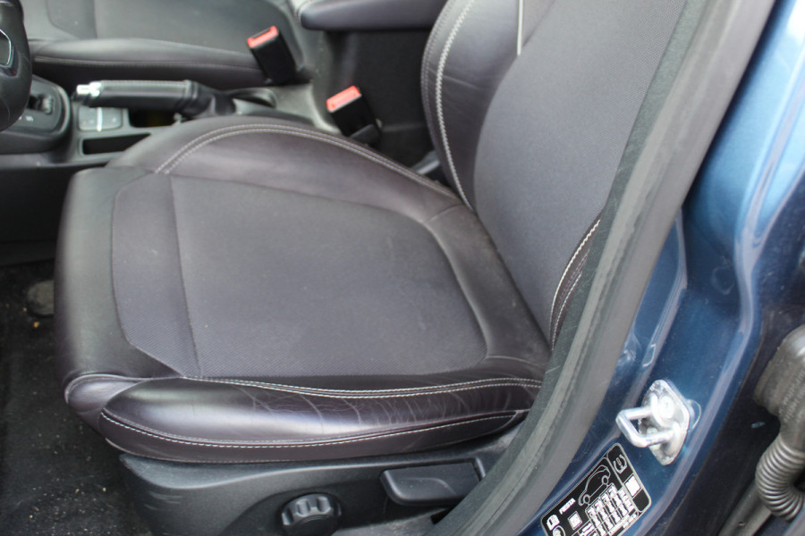 Ford Fiesta 1.0 EcoBoost Vignale , 100pk , 5 deurs 62115km NAP Climate control , Winter pack , Trekhaak , Bluetooth