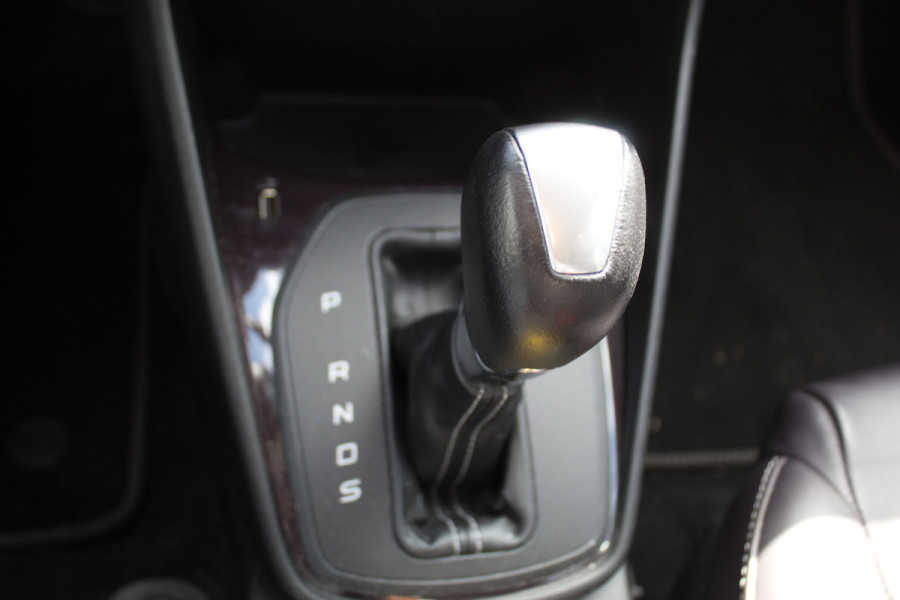 Ford Fiesta 1.0 EcoBoost Vignale , 100pk , 5 deurs 62115km NAP Climate control , Winter pack , Trekhaak , Bluetooth