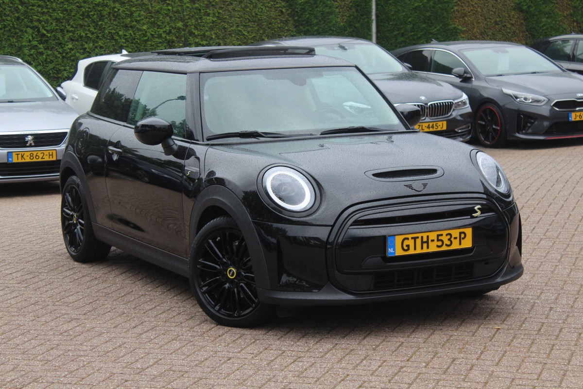 MINI Mini Electric MINI Electric 33 kWh / Panoramadak / Half leder / Navigatie / Parkeerhulp achter / 17'' / DAB / Stoelverwarming / Cruise Control MINI Mini Electric MINI Electric 33 kWh / Panoramadak / Half leder / Navigatie / Parkeerhulp achter / 17'' / DAB / Stoelverwarming / Cruise Control