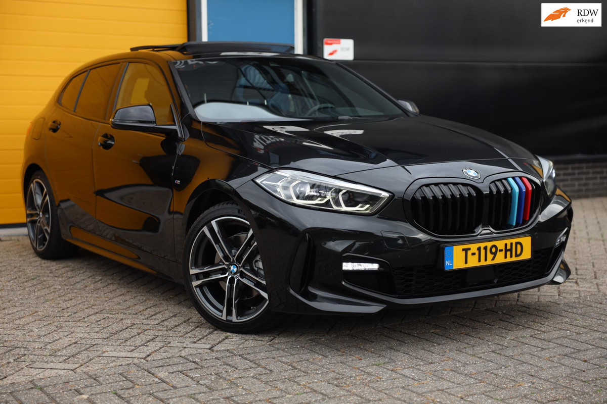 BMW 1-serie 118i M Line / AUT / Navi / Camera / M Interieur / Cruise Control / Open Panoramadak / Led / Pdc / 18 Inch BMW 1-serie 118i M Line / AUT / Navi / Camera / M Interieur / Cruise Control / Open Panoramadak / Led / Pdc / 18 Inch