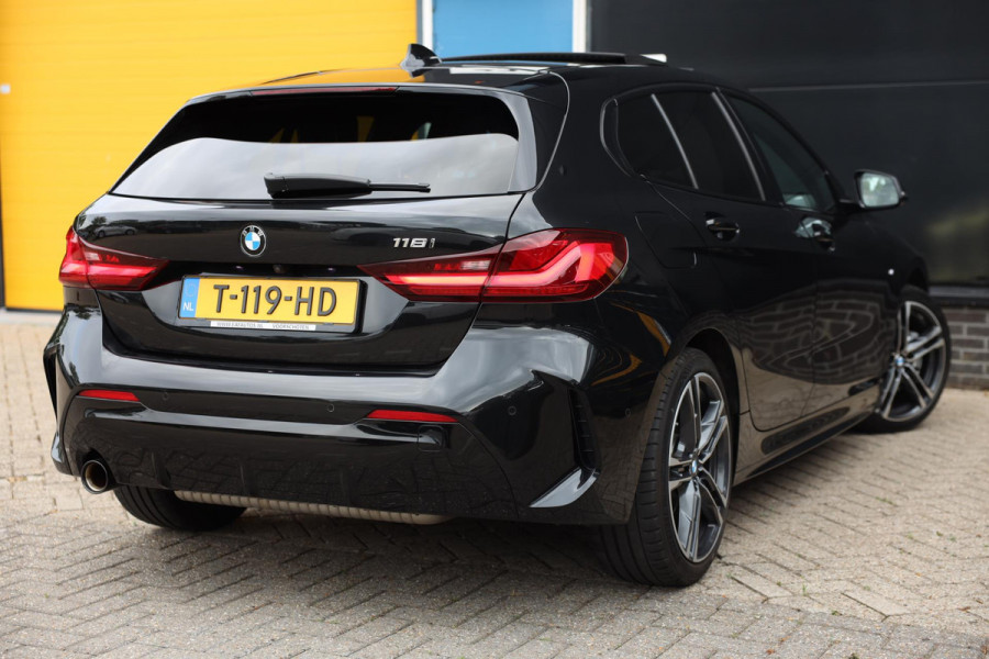 BMW 1-serie 118i M Line / AUT / Navi / Camera / M Interieur / Cruise Control / Open Panoramadak / Led / Pdc / 18 Inch