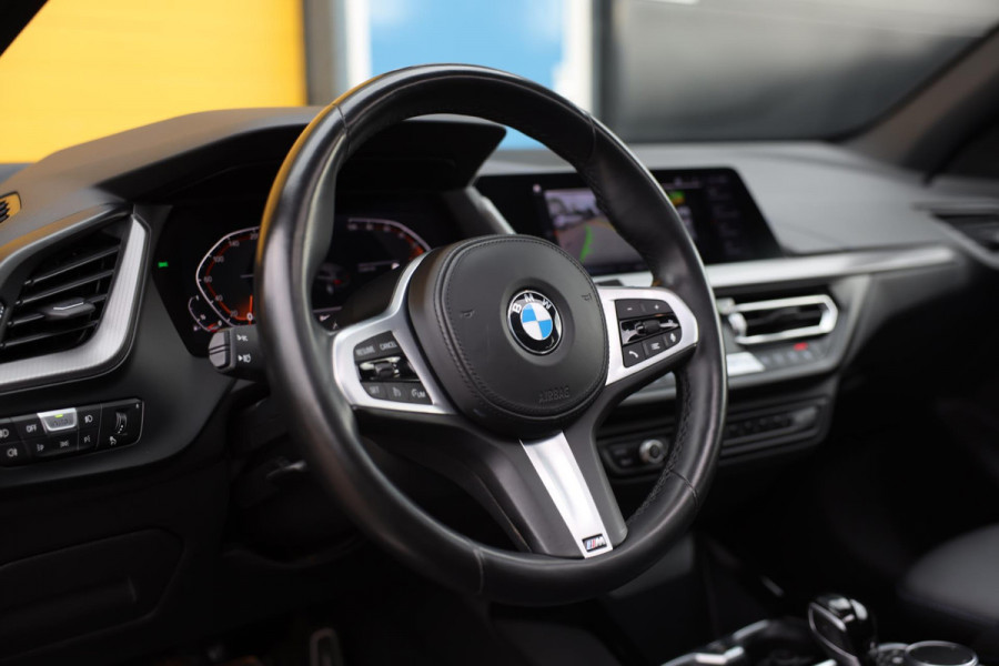 BMW 1-serie 118i M Line / AUT / Navi / Camera / M Interieur / Cruise Control / Open Panoramadak / Led / Pdc / 18 Inch