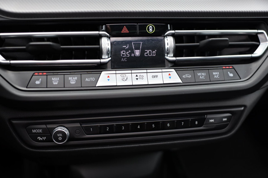 BMW 1-serie 118i M Line / AUT / Navi / Camera / M Interieur / Cruise Control / Open Panoramadak / Led / Pdc / 18 Inch