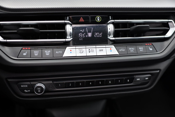 BMW 1-serie 118i M Line / AUT / Navi / Camera / M Interieur / Cruise Control / Open Panoramadak / Led / Pdc / 18 Inch