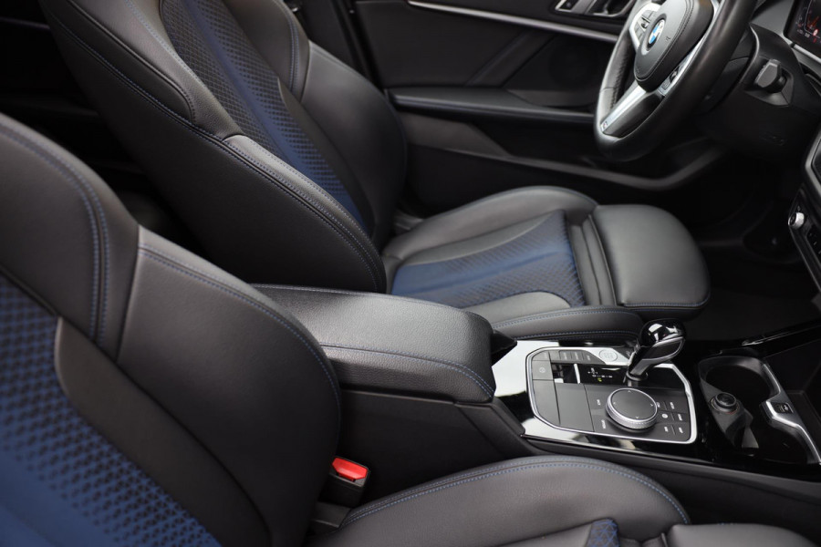 BMW 1-serie 118i M Line / AUT / Navi / Camera / M Interieur / Cruise Control / Open Panoramadak / Led / Pdc / 18 Inch
