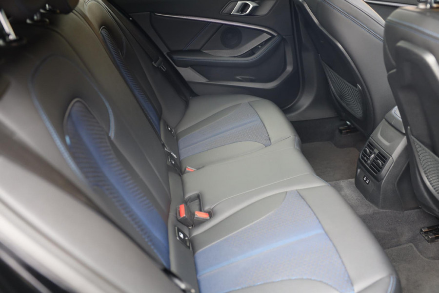 BMW 1-serie 118i M Line / AUT / Navi / Camera / M Interieur / Cruise Control / Open Panoramadak / Led / Pdc / 18 Inch