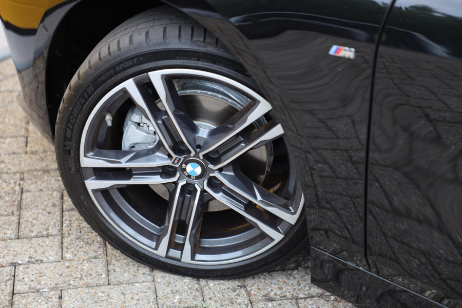 BMW 1-serie 118i M Line / AUT / Navi / Camera / M Interieur / Cruise Control / Open Panoramadak / Led / Pdc / 18 Inch