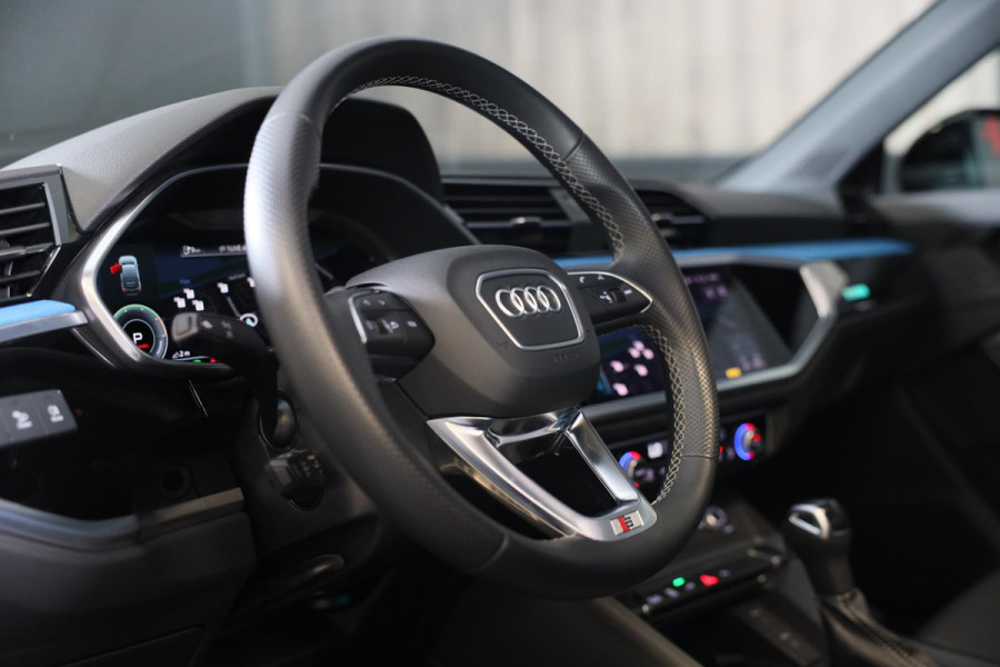 Audi Q3 Sportback 45 TFSI e S Line Competition / Acc / Lane Assist / Dode Hoek Detectie / Open Pano / Led / Virtual Cockpit / Pdc