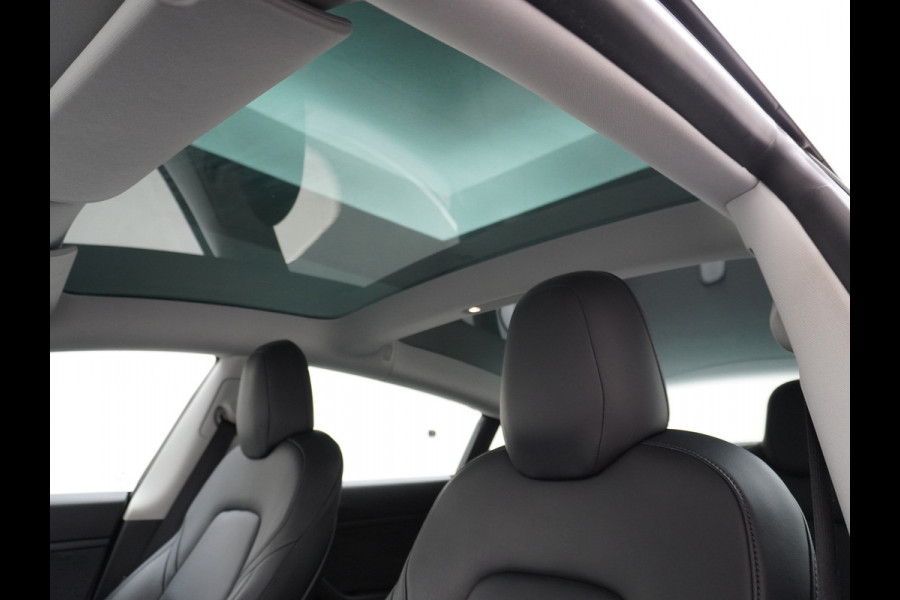 Tesla Model 3 RWD SR+ 60kWh 325PK Lmv 19" AutoPilot Leder PanoDak Adaptive-Cruise Lmv Camera's Elektr.-Stuur+Stoelen+Spiegels+Geheugen+Easy-En Navi LED Comfortstoelen ACC DAB Keyless en Voorverwarmen interieur via App One-Pedal-Drive Origineel Nederlandse auto 1e Eigenaar Garantie Accu/Motor tot 14-12-2027 max 160.000km 1.584kg licht!