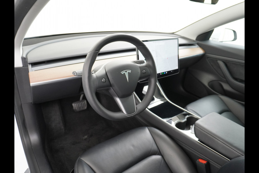 Tesla Model 3 RWD SR+ 60kWh 325PK Lmv 19" AutoPilot Leder PanoDak Adaptive-Cruise Lmv Camera's Elektr.-Stuur+Stoelen+Spiegels+Geheugen+Easy-En Navi LED Comfortstoelen ACC DAB Keyless en Voorverwarmen interieur via App One-Pedal-Drive Origineel Nederlandse auto 1e Eigenaar Garantie Accu/Motor tot 14-12-2027 max 160.000km 1.584kg licht!