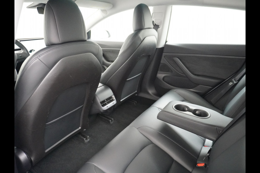 Tesla Model 3 RWD SR+ 60kWh 325PK Lmv 19" AutoPilot Leder PanoDak Adaptive-Cruise Lmv Camera's Elektr.-Stuur+Stoelen+Spiegels+Geheugen+Easy-En Navi LED Comfortstoelen ACC DAB Keyless en Voorverwarmen interieur via App One-Pedal-Drive Origineel Nederlandse auto 1e Eigenaar Garantie Accu/Motor tot 14-12-2027 max 160.000km 1.584kg licht!