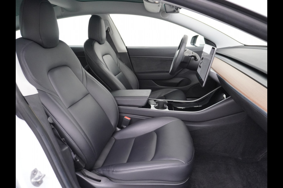 Tesla Model 3 RWD SR+ 60kWh 325PK Lmv 19" AutoPilot Leder PanoDak Adaptive-Cruise Lmv Camera's Elektr.-Stuur+Stoelen+Spiegels+Geheugen+Easy-En Navi LED Comfortstoelen ACC DAB Keyless en Voorverwarmen interieur via App One-Pedal-Drive Origineel Nederlandse auto 1e Eigenaar Garantie Accu/Motor tot 14-12-2027 max 160.000km 1.584kg licht!